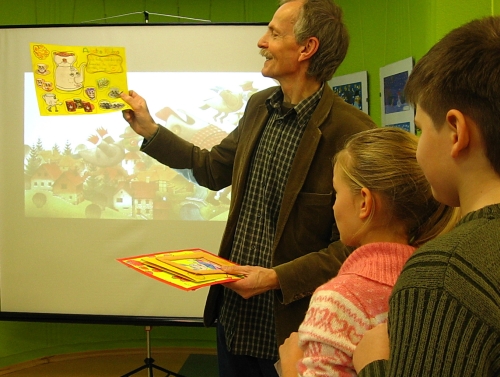 K. Kasparavi?ius dovanų iš susirinkusių vaikų gavo piešinių, sukurtų pagal jo išleistas knygas