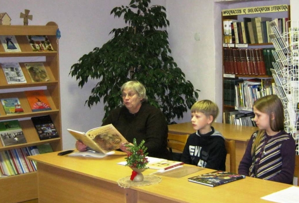 Vaikų trejetuko kūrinius pristatė aktyvūs mūsų bibliotekos skaitytojai