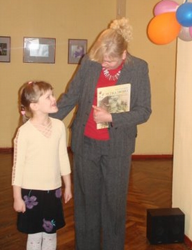 V. Pal?inskaitės knygą pristatė D. Žalnieriūnaitė su dukra Vakare