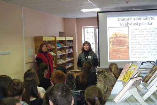 Metų knygą paaugliams pristatė autorė Gintarė Adomaitytė (kairėje)