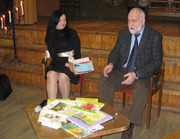 Mokytoja Viktorija Trukšinienė ir rašytojas Jonas