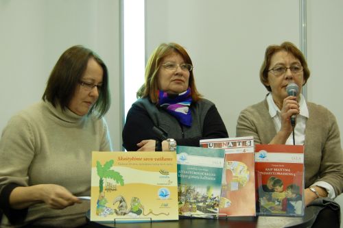 Naujų leidinių apie vaikų literatūrą ir skaitymą pristatymas. Iš kairės: A. Valantinienė, G. Adomaitytė, A. Augustaitienė. Nuotr. R. Kišūnaitės 