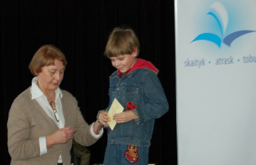 Skaitymo skatinimo programos administratorė Aldona Augustaitienė įteikė apdovanojimą jaunajam skatytojui. Nuotr. R. Kišūnaitės