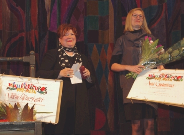 2011 m. Vaikų literatūros premijos laureatės Violeta Palčinskaitė ir Asta Gustaitienė. Nuotr. I. Mankevičienės