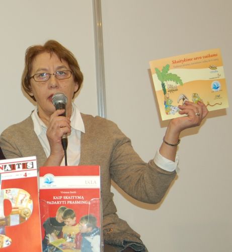 Aldona Augustaitienė pristatė leidinius apie skaitymą. Nuotr. R. Kišūnaitės