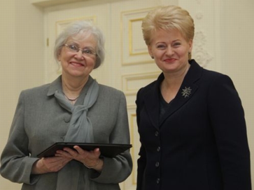 Poetei Ramutei Skučaitei Prezidentė Dalia Grybauskaitė įteikė Nacionalinę kultūros ir meno premiją. Nuotr. Dž. G. Barysaitės